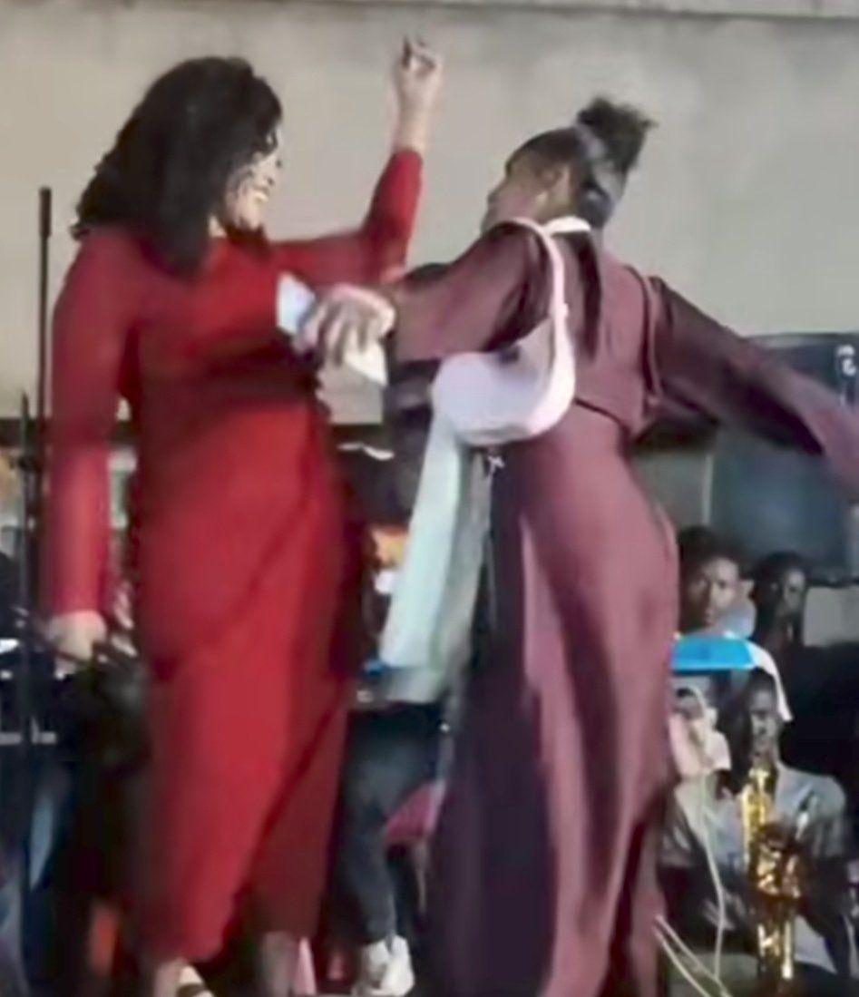 شاهد بالصورة والفيديو.. فتاة سودانية تفاجئ الحاضرين في حفل حاشد وتدخل في وصلة رقص فاضحة بمؤخرتها والفنانة تحمسها: (أرقصي وشدي ما فيها شي)