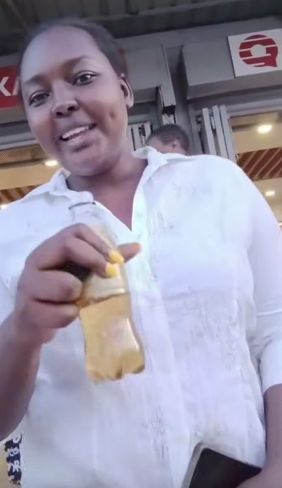 شاهد بالصورة والفيديو.. زوج السودانية “إحسان” يفضحها بنشر مقطع لها وهي في حالة “سكر” بعد شرب “البيرة” في الشارع بجوبا