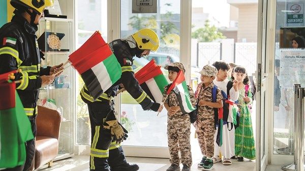 هيئة أبوظبي للدفاع المدني تستقبل الطلبة بتعزيز ثقافة السلامة