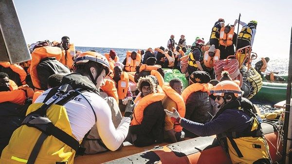 إنقاذ 404 مهاجرين غير شرعيين قبالة سواحل ليبيا