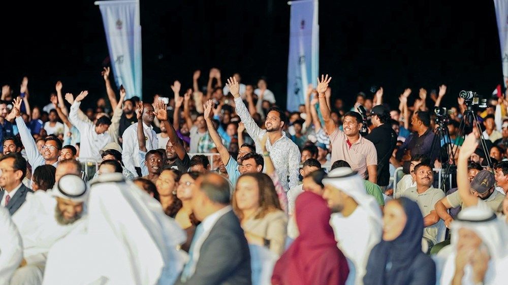 نهيان بن مبارك: العمال جزء أساسي من مسيرة الإمارات المتميّزة