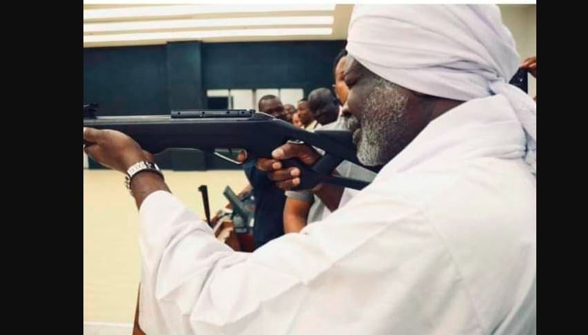 تُرى من يقف وراء هذا الخلاف العجيب؟!