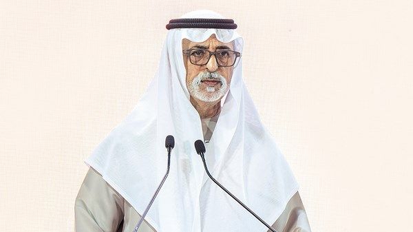نهيان بن مبارك: العمال جزء أساسي من مسيرة الإمارات المتميّزة