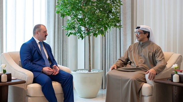 منصور بن زايد يستقبل المبعوث الخاص للرئيس البيلاروسي