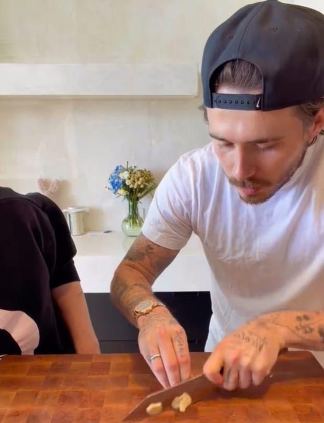 بالصور- ديفيد بيكهام يقتحم بث ابنه بروكلين ويشعل الجدل على الهواء.. ماذا حصل؟