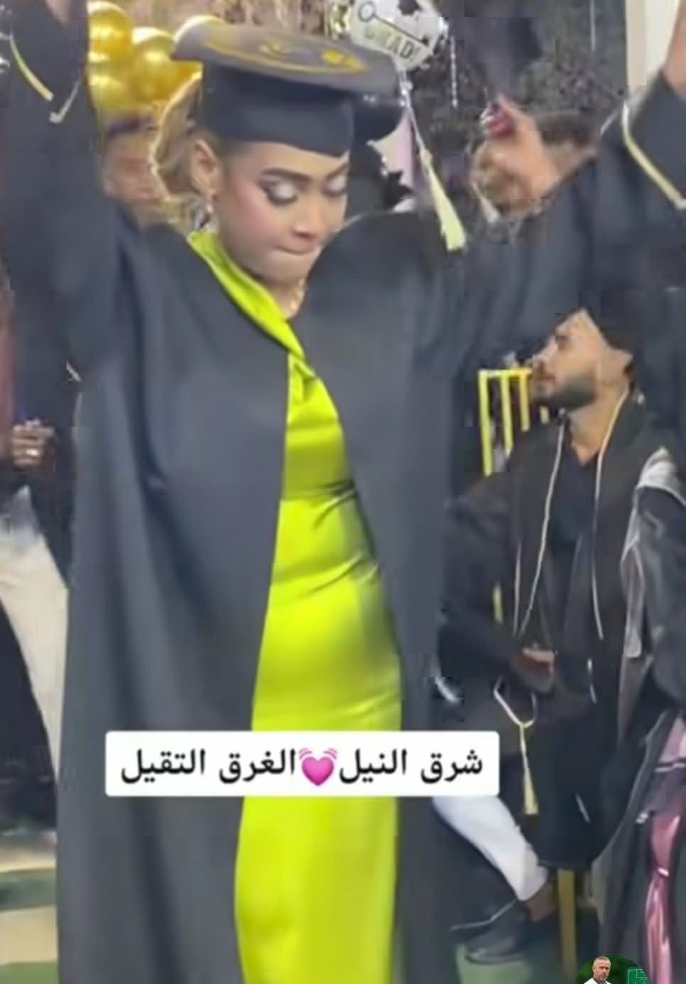 شاهد بالصورة والفيديو.. “خريجة” سودانية تقبل قدم والدتها وتدخل في وصلة رقص مثيرة مع صديقاتها في حفل تخرجها على أنغام (شرق النيل الغرق التقيل)