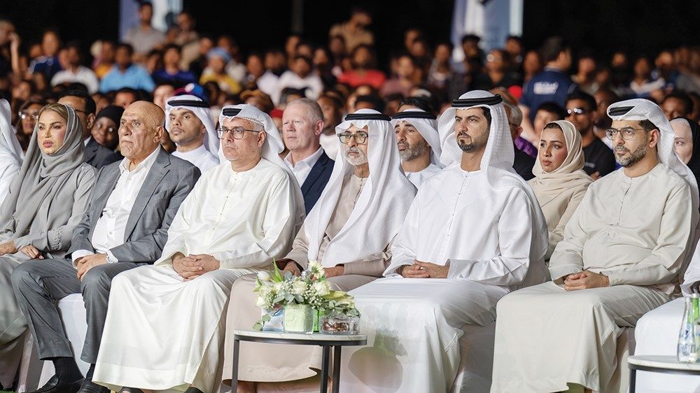 نهيان بن مبارك: العمال جزء أساسي من مسيرة الإمارات المتميّزة