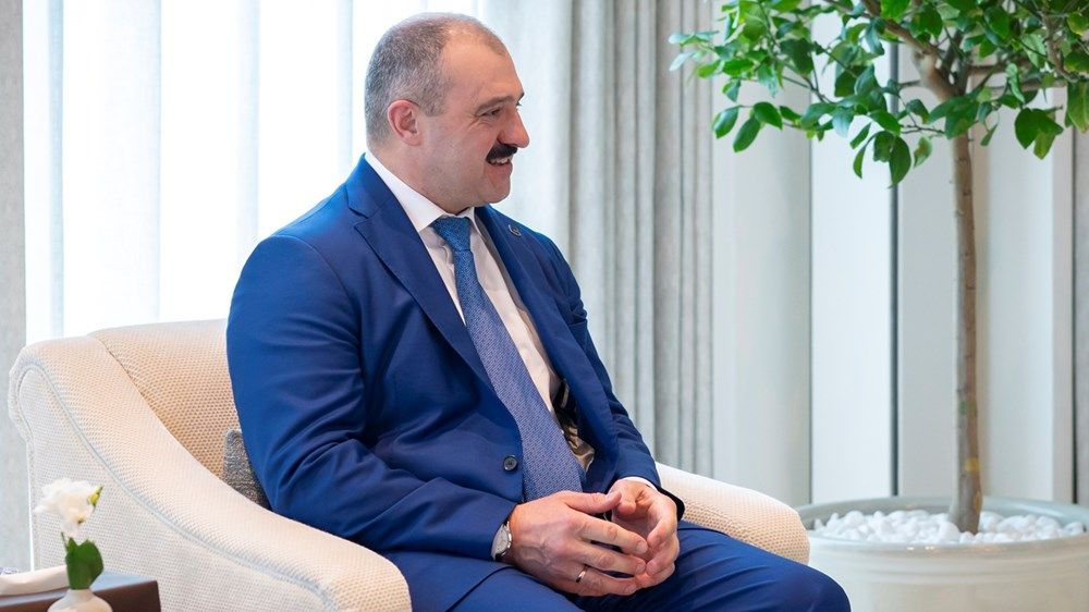 منصور بن زايد يستقبل المبعوث الخاص للرئيس البيلاروسي