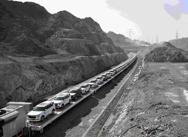 المسعود للسيارات وقطارات الاتحاد تنفّذان أول عملية نقل بالقطار لوكلاء السيارات في الإمارات