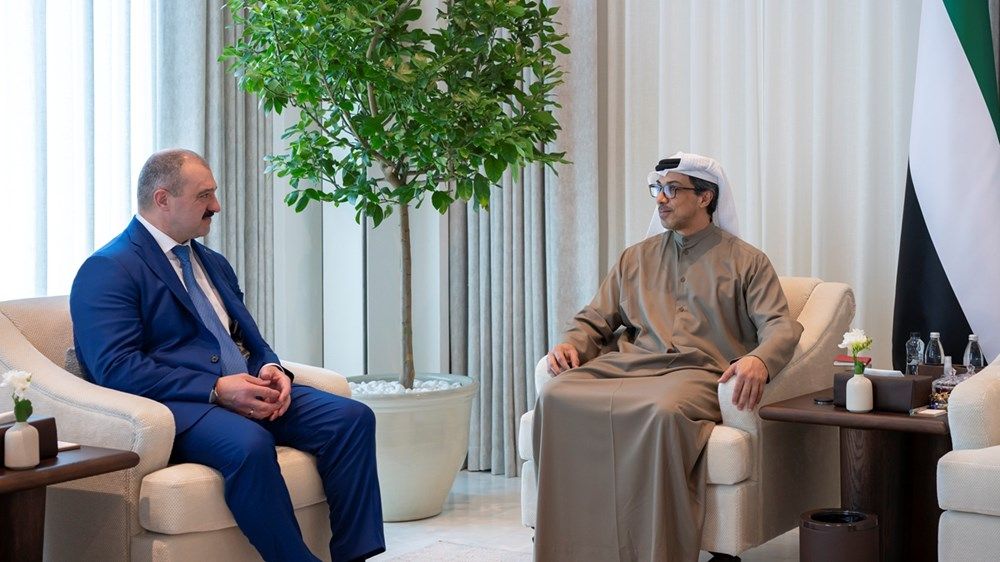 منصور بن زايد يستقبل المبعوث الخاص للرئيس البيلاروسي