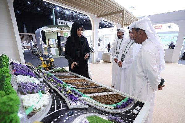 بلدية العين تطبق تقنية التعقيم الحراري للتربة لتعزيز الاستدامة الزراعية والقضاء على الأعشاب الضارة