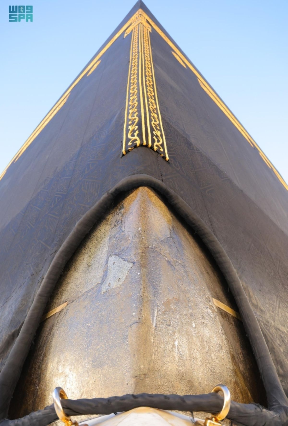 الحجر الأسود والركن اليماني.. 
شاهدان على قداسة البيت العتيق