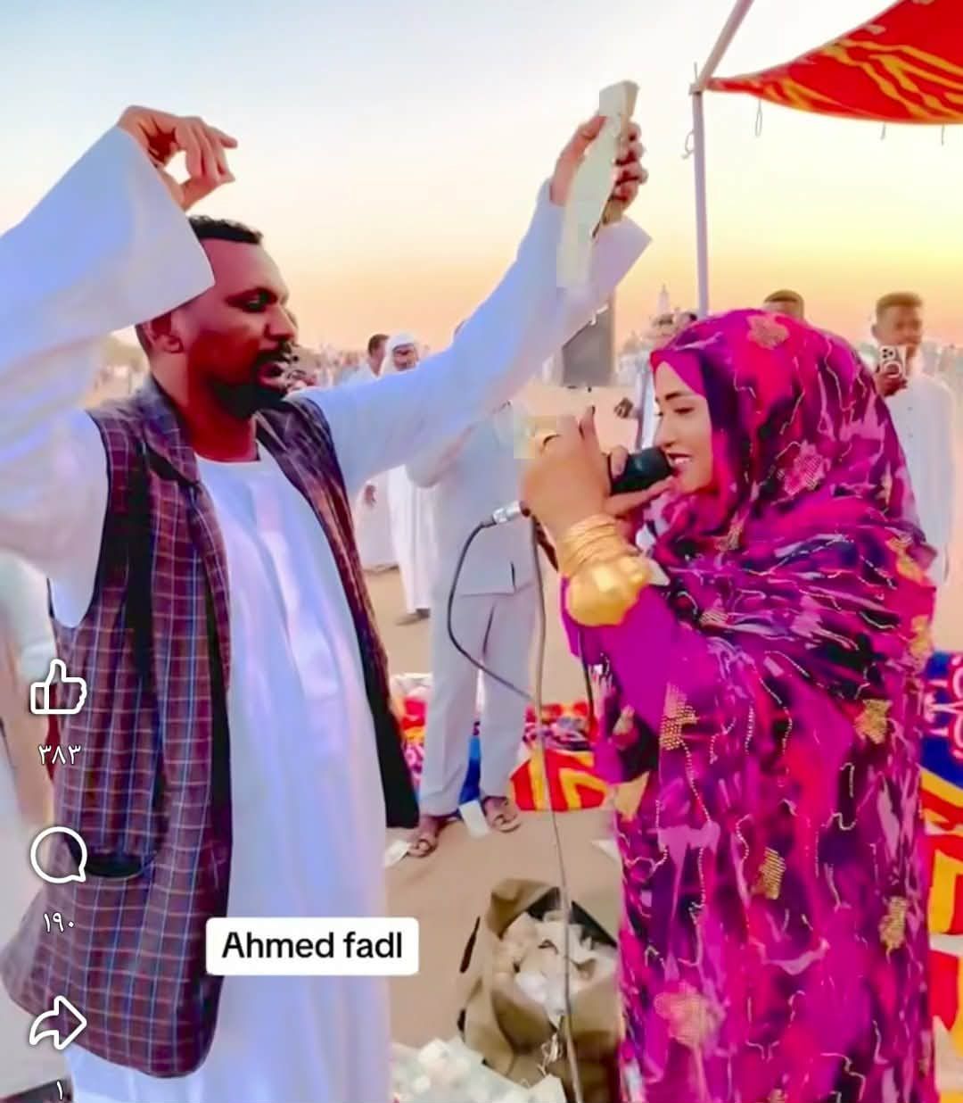 شاهد بالصورة والفيديو.. قُدرت بملايين الجنيهات.. “جلابي” يرمي أموال طائلة على الفنانة فهيمة عبد الله في إحدى الحفلات والأخيرة تتفاعل معه بالضحكات