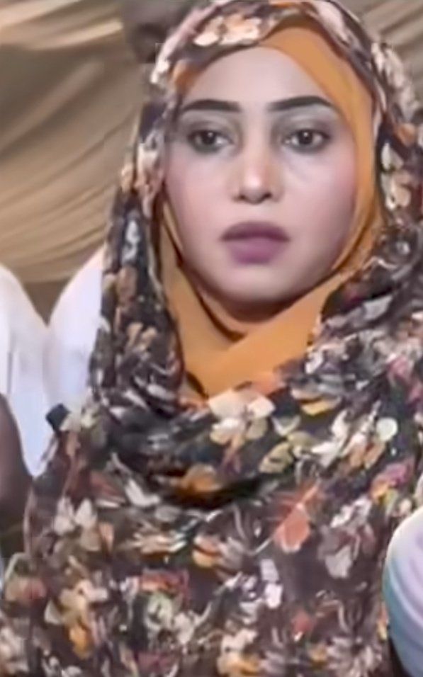 شاهد بالصورة والفيديو.. الفنانة فهيمة عبد الله تشتبك مع أحد الشباب في حفل غنائي وتوبخه: (البتعمل فيها دي شغلة حريم اتكلم عديل وخليك راجل)