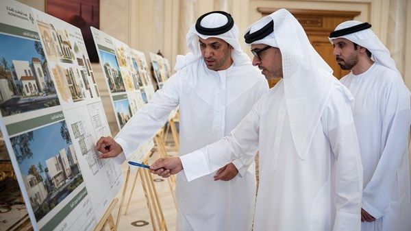 هزاع بن زايد يطّلع على مستجدات المشاريع والبرامج السكنية في منطقة العين