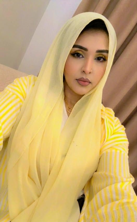 شاهد بالصورة.. “وزيرة القراية” السودانية الحسناء تخطف الأضواء في أحدث ظهور لها وتعلق: (الدنيا ياما توري والدهر ياما يقري)