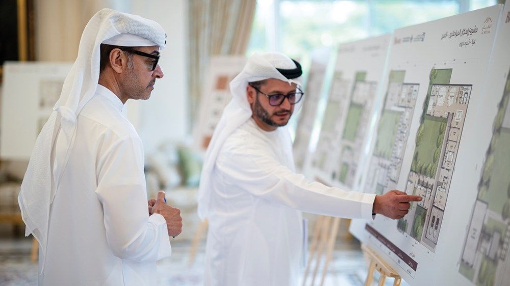 هزاع بن زايد يطّلع على مستجدات المشاريع والبرامج السكنية في منطقة العين