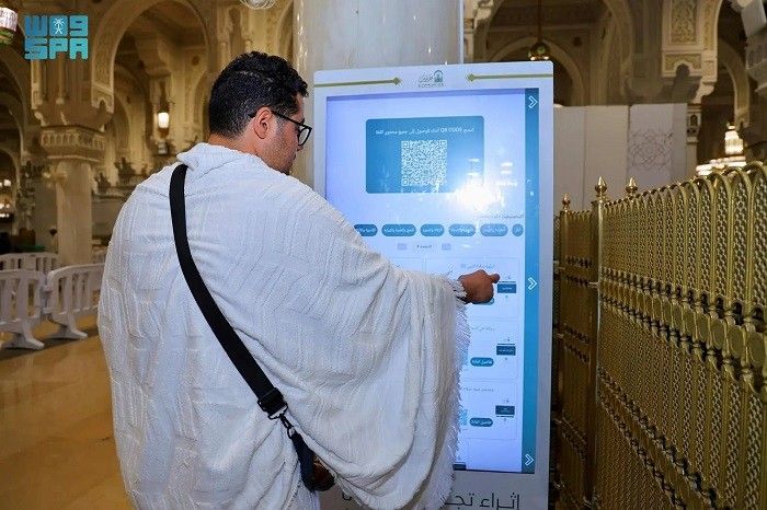 بالصور: شاشات تفاعلية متعددة اللغات بالحرمين الشريفين ضمن الخطة التشغيلية لموسم الحج