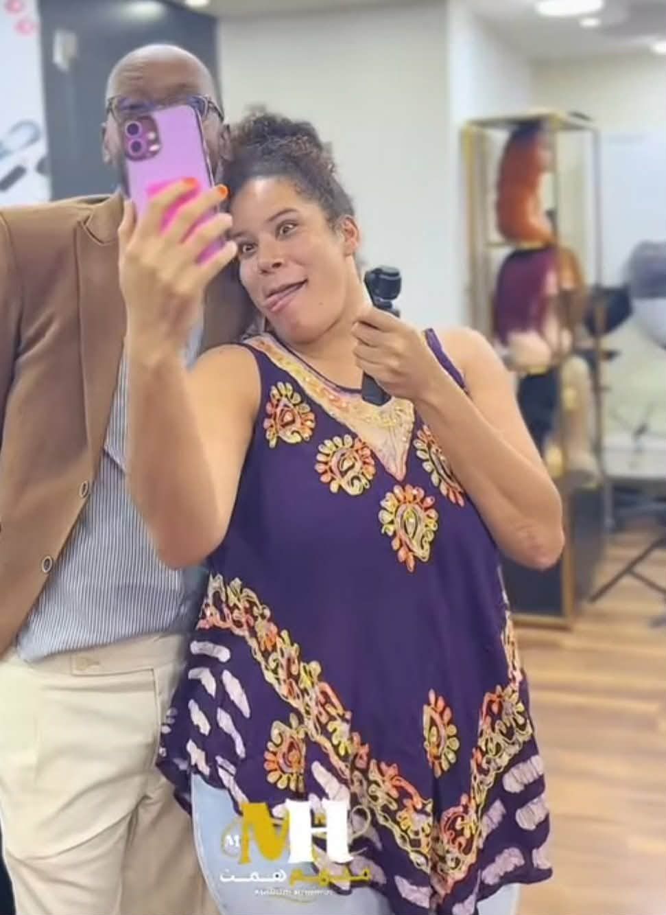 شاهد بالصورة والفيديو.. ظهور مثير للفنان سجاد بحري مع فتاة أمريكية بالقاهرة