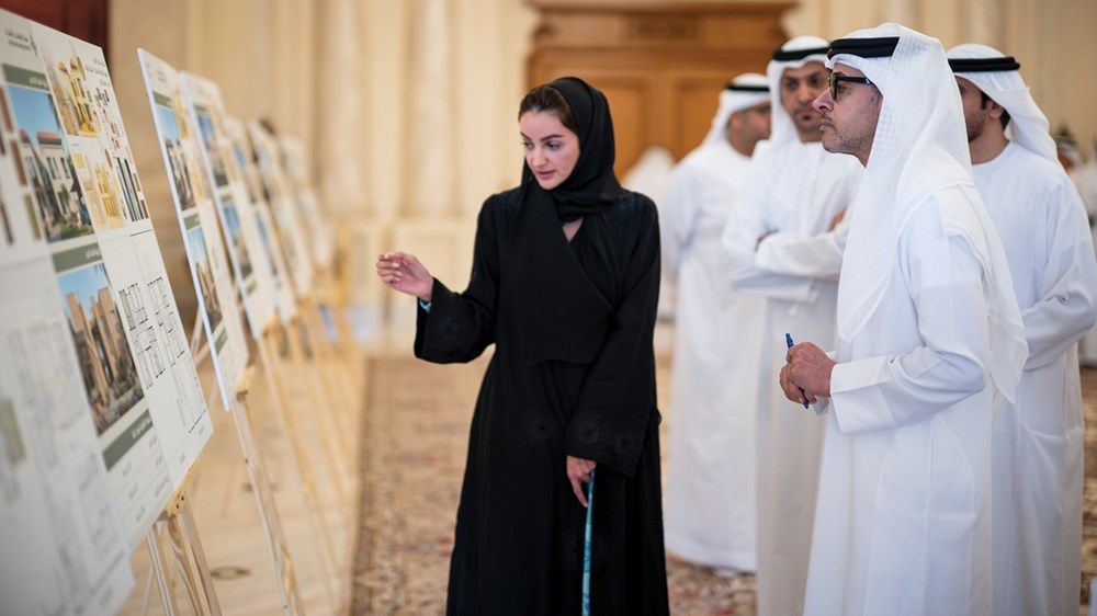 هزاع بن زايد يطّلع على مستجدات المشاريع والبرامج السكنية في منطقة العين