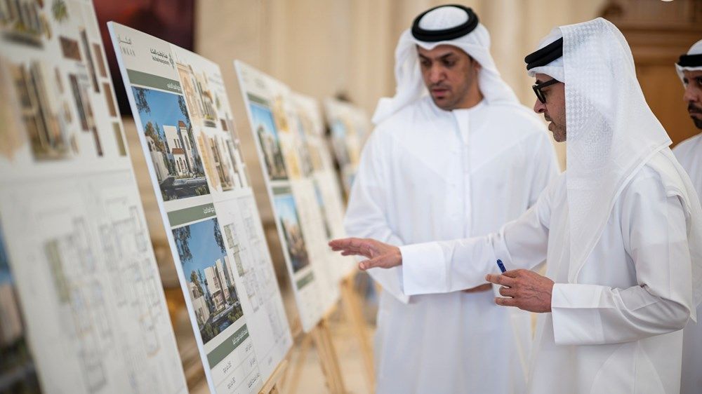 هزاع بن زايد يطّلع على مستجدات المشاريع والبرامج السكنية في منطقة العين