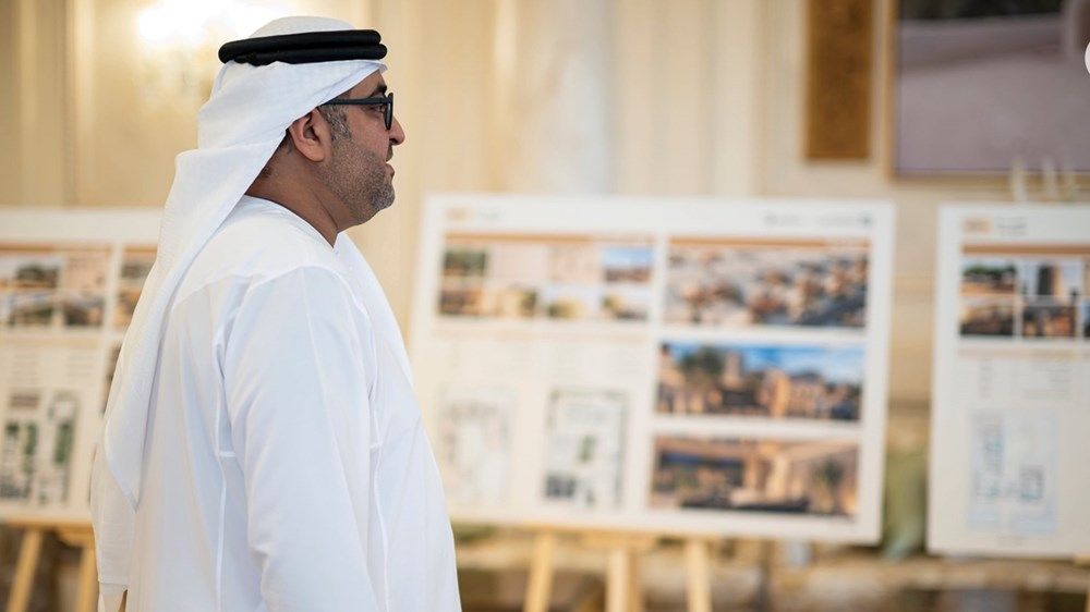 هزاع بن زايد يطّلع على مستجدات المشاريع والبرامج السكنية في منطقة العين
