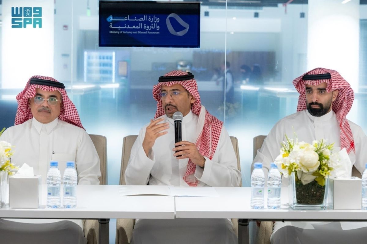 وزارة الصناعة تستعرض 
الفرص الصناعية في المشروعات الكبرى