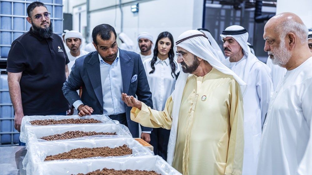 محمد بن راشد يزور مصنع «البركة» للتمور الأكبر في العالم بمدينة دبي الصناعية