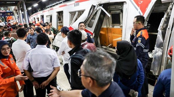 قتيلان على الأقل في تصادم قطارين بإندونيسيا