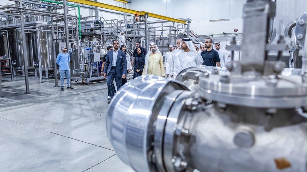 محمد بن راشد يزور مصنع «البركة» للتمور الأكبر في العالم بمدينة دبي الصناعية