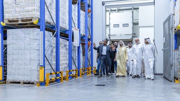 محمد بن راشد يزور مصنع «البركة» للتمور الأكبر في العالم بمدينة دبي الصناعية