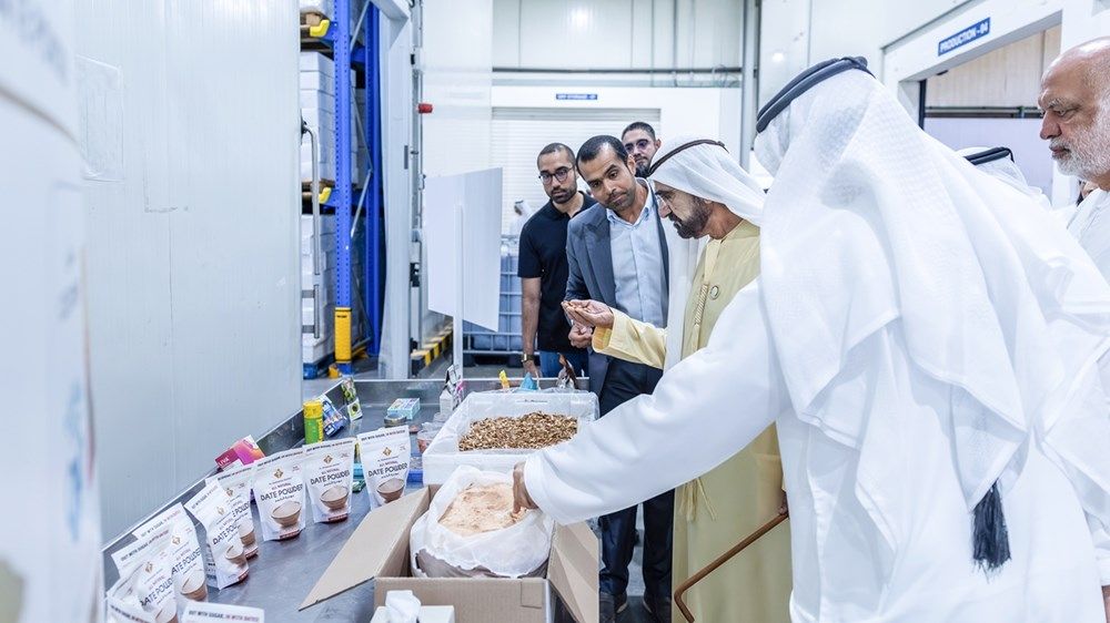 محمد بن راشد يزور مصنع «البركة» للتمور الأكبر في العالم بمدينة دبي الصناعية