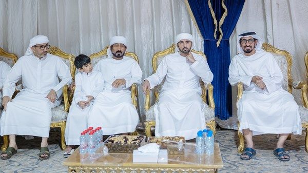 حمدان بن محمد يقدّم واجب العزاء في وفاة حميد حارب المهيري