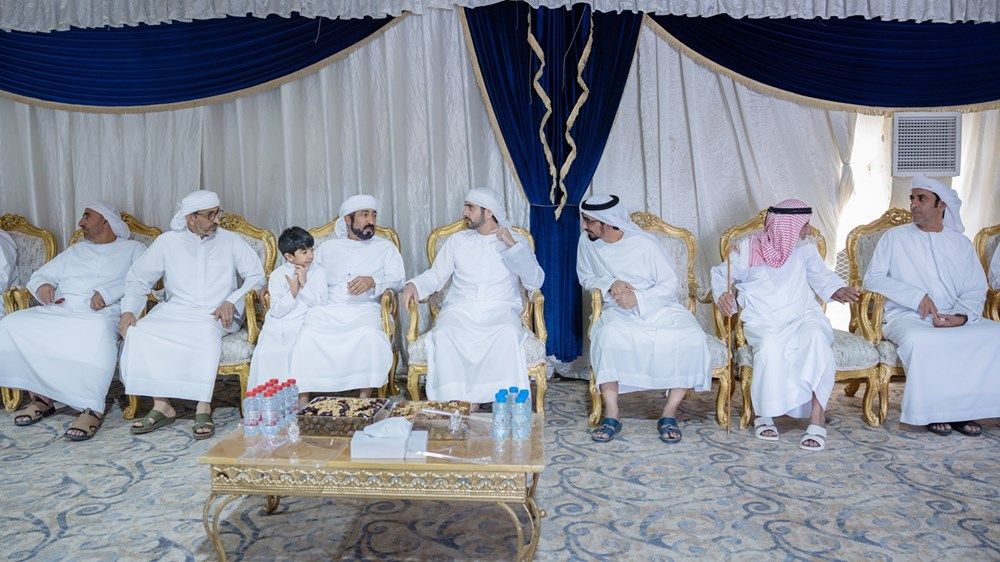 حمدان بن محمد يقدّم واجب العزاء في وفاة حميد حارب المهيري