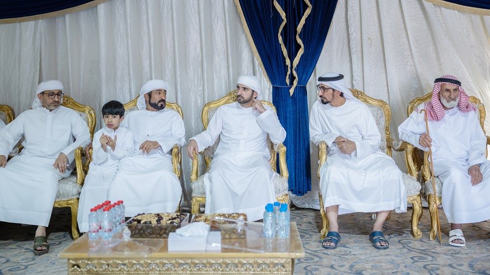 حمدان بن محمد يقدّم واجب العزاء في وفاة حميد حارب المهيري