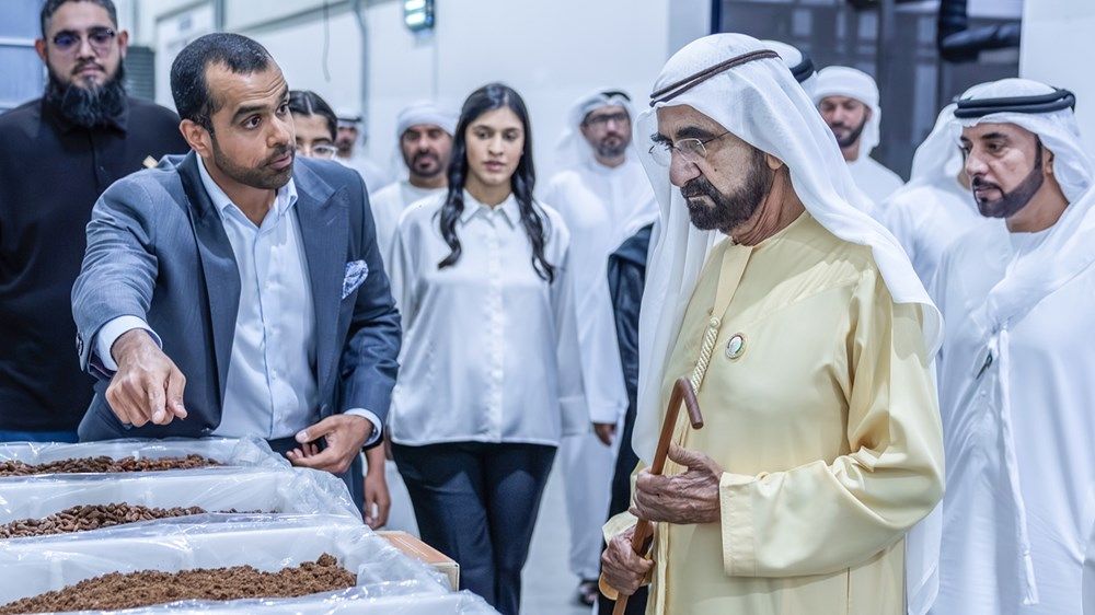 محمد بن راشد يزور مصنع «البركة» للتمور الأكبر في العالم بمدينة دبي الصناعية