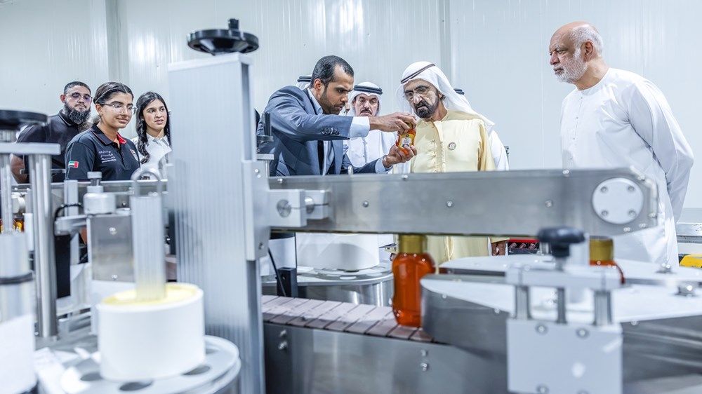 محمد بن راشد يزور مصنع «البركة» للتمور الأكبر في العالم بمدينة دبي الصناعية