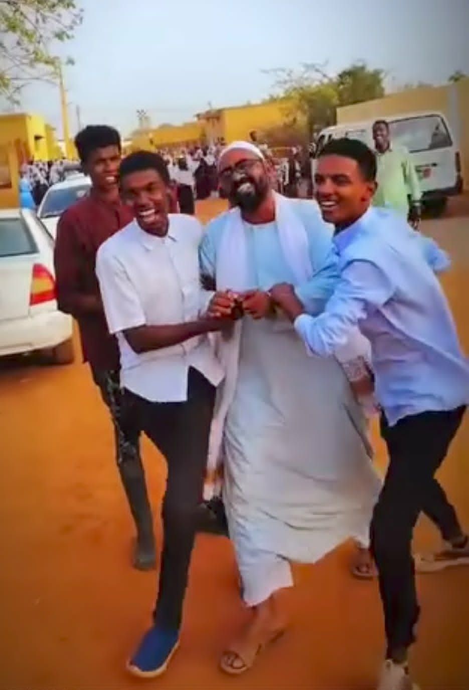 شاهد الفيديو الذي خطف الأضواء ونال إعجاب المتابعين.. طلاب سودانيون يحملون أستاذهم على طريقة أصحاب البطولات ويحتفلون معه بشكل ملفت