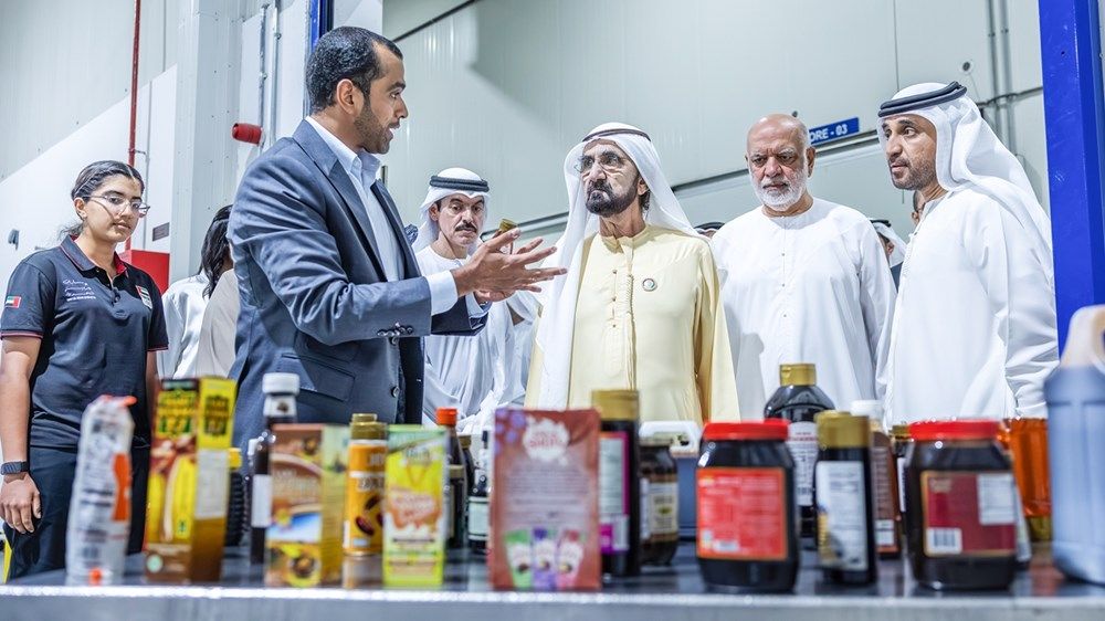محمد بن راشد يزور مصنع «البركة» للتمور الأكبر في العالم بمدينة دبي الصناعية
