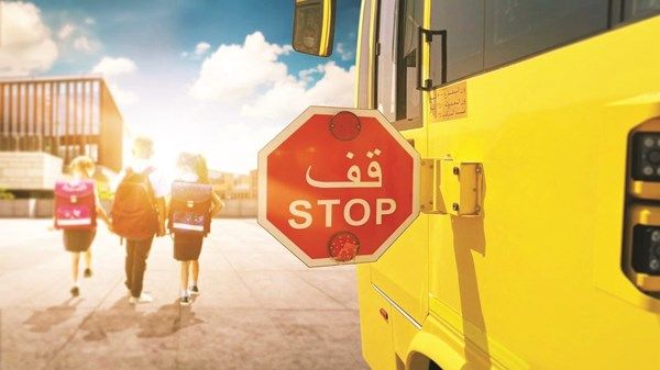 «شرطة أبوظبي» تدعو سائقي المركبات إلى الانتباه عند مناطق المدارس