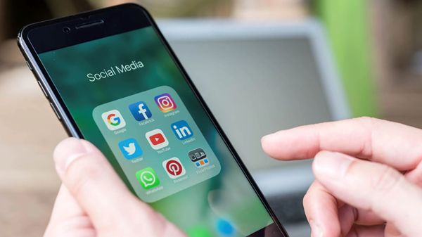 بريطانيا تقيّد استخدام وسائل التواصل لمن دون 16 عاماً