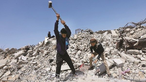 فلسطينيون يستخدمون أنقاض غزة لإصلاح الشوارع