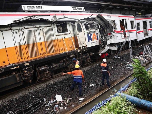 قتلى وعشرات الجرحى بتصادم قطارين قرب جاكرتا