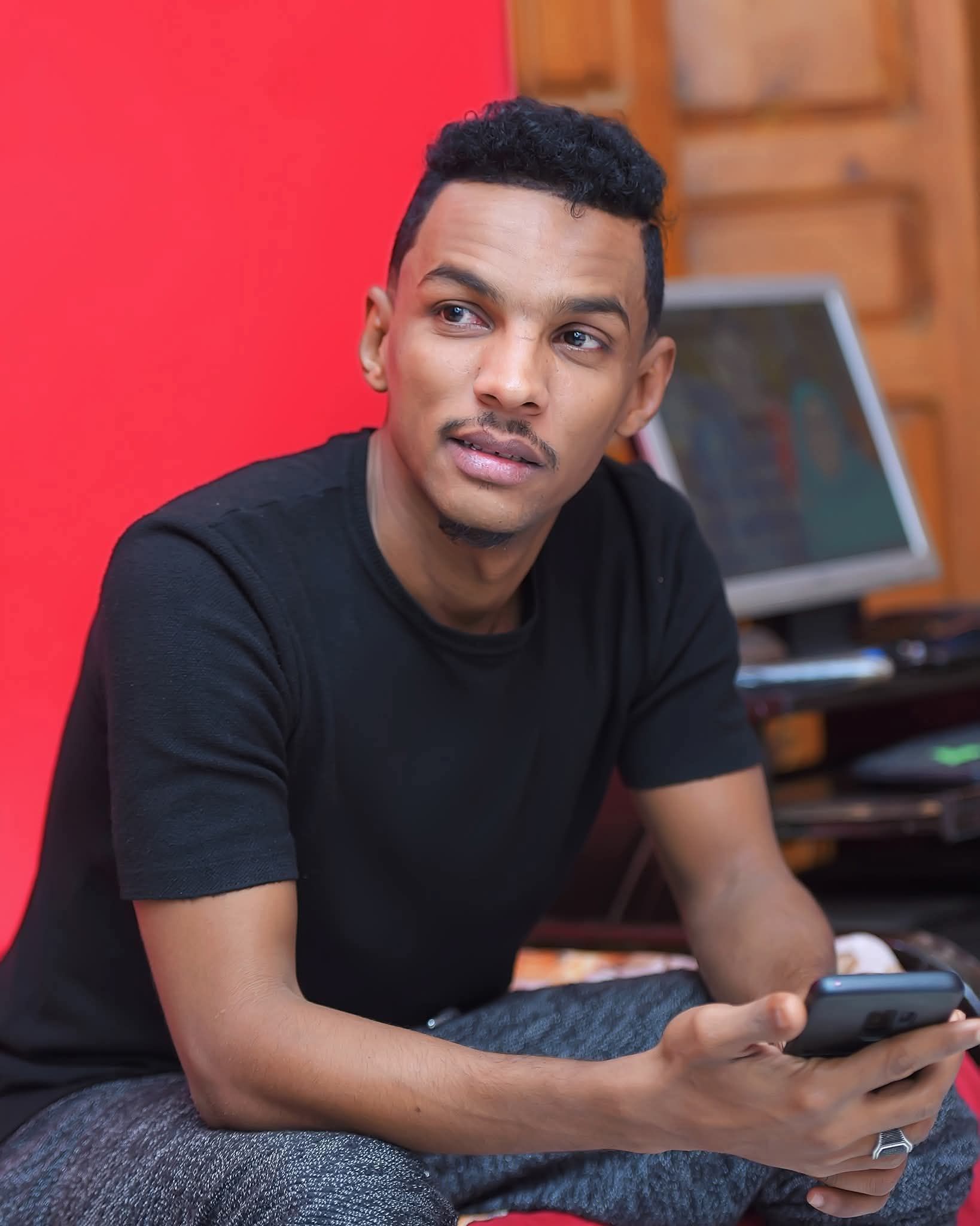 شاهد.. “البرنس” يشعل النيران بتصريحات خطيرة في تسجيل صوتي مسرب: (الفنانات كلهم بسكروا واكتشفتهم كلهم سكرانات)