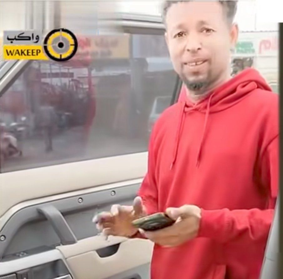 شاهد بالصورة والفيديو.. مواطنة “سعودية” توثق لعزة نفس مقيم “سوداني” بالمملكة بعدما قدمت له هدايا رفض أن يأخذها رغم إصرارها الشديد
