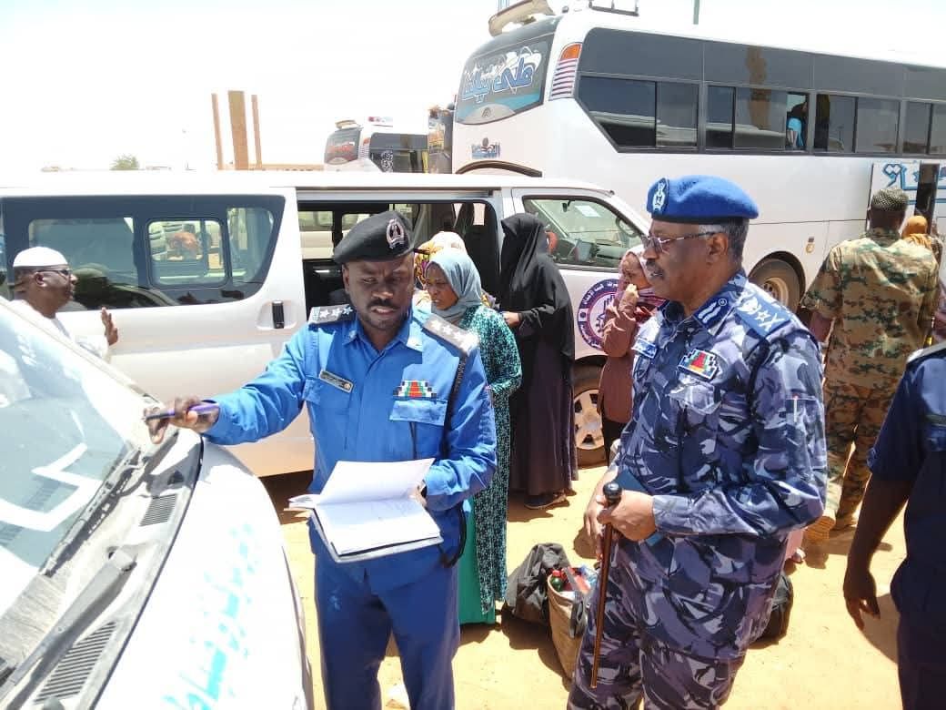 رئيس هيئة الجوازات والسجل المدني يستقبل أفواج العودة الطوعية إلى الخرطوم