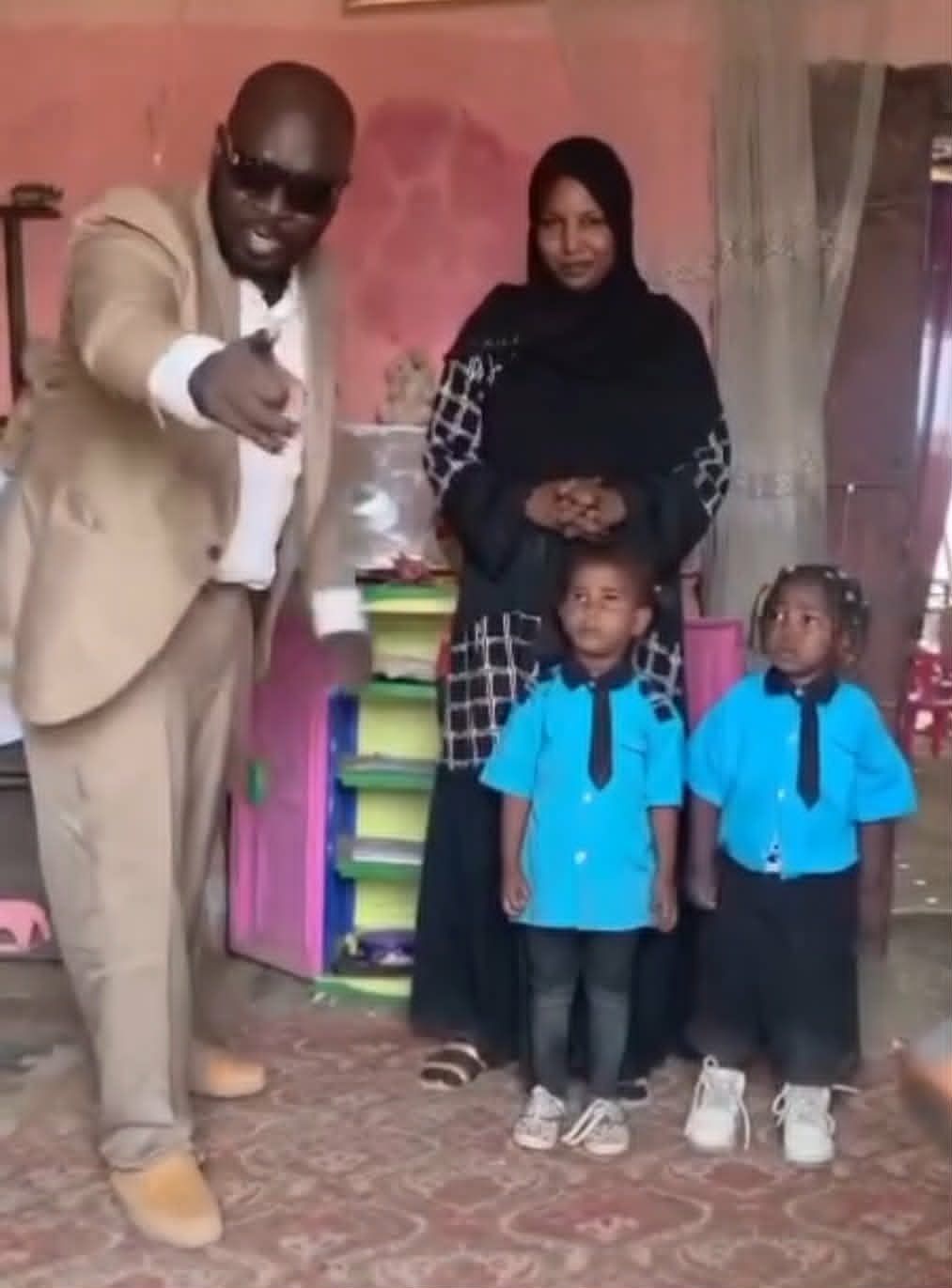 شاهد بالفيديو.. أحدهم دخل في نوبة بكاء هستيري.. نجم الإعلانات “بدر خلعة” يصيب أطفال صغار بالخوف والرعب أثناء تصويره إعلان لإحدى رياض الأطفال بالسودان