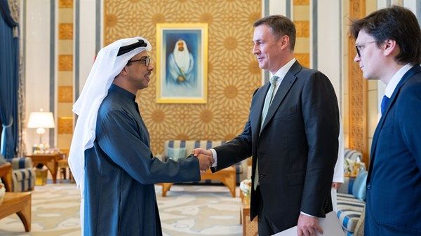 منصور بن زايد يستقبل نائب رئيس الوزراء الروسي