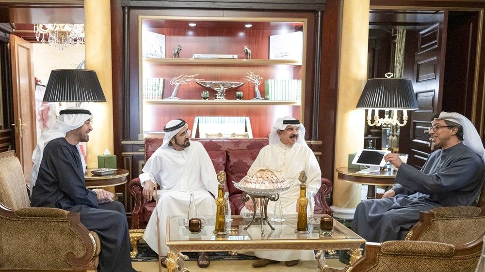رئيس الدولة يلتقي ملك البحرين بحضور محمد بن راشد ومنصور بن زايد