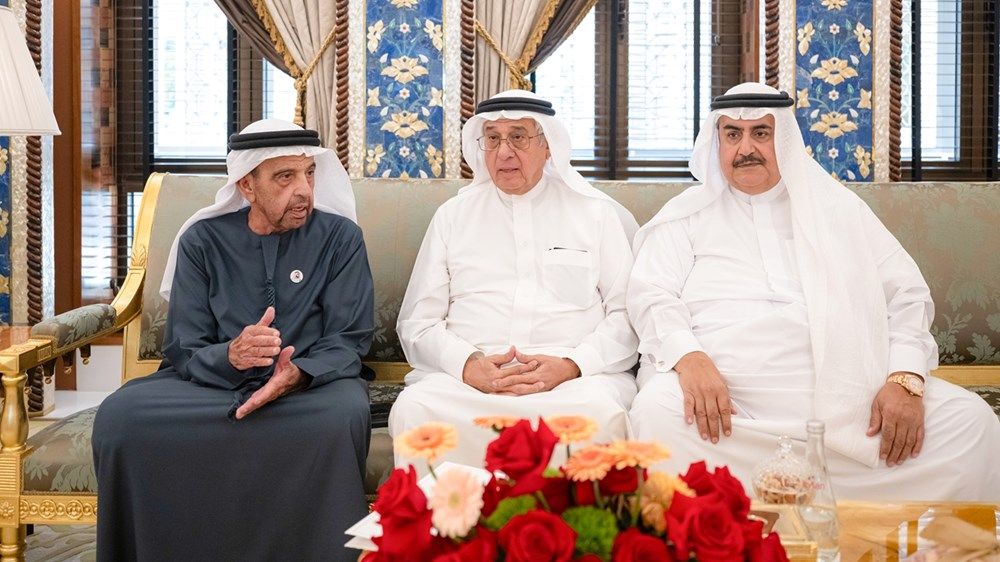 رئيس الدولة يلتقي ملك البحرين بحضور محمد بن راشد ومنصور بن زايد